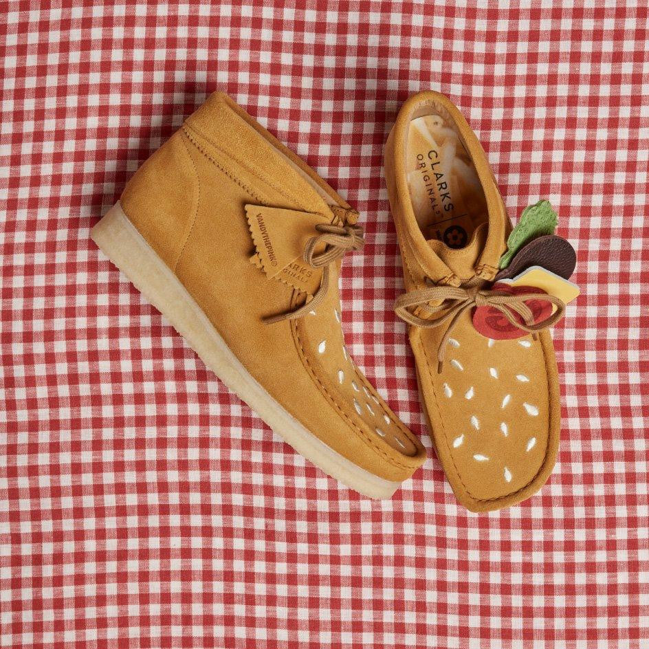 Clarks Men Wallabee Boot Tan Embroidery