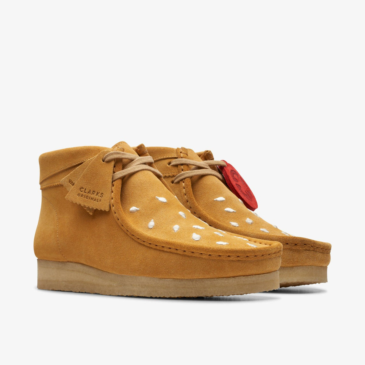 Clarks Men Wallabee Boot Tan Embroidery