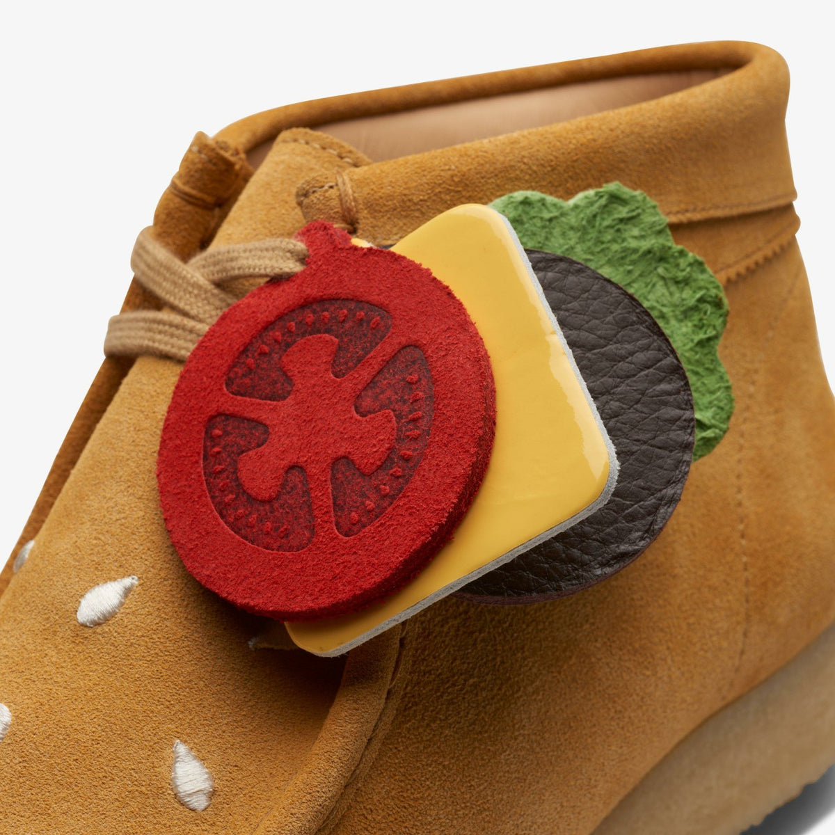 Clarks Men Wallabee Boot Tan Embroidery