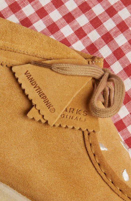 Clarks Men Wallabee Boot Tan Embroidery