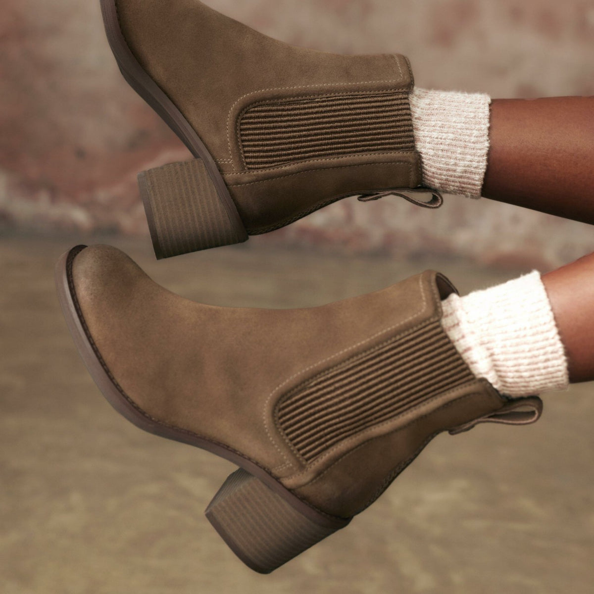 Clarks Women Chamberly Top Walnut Suede
