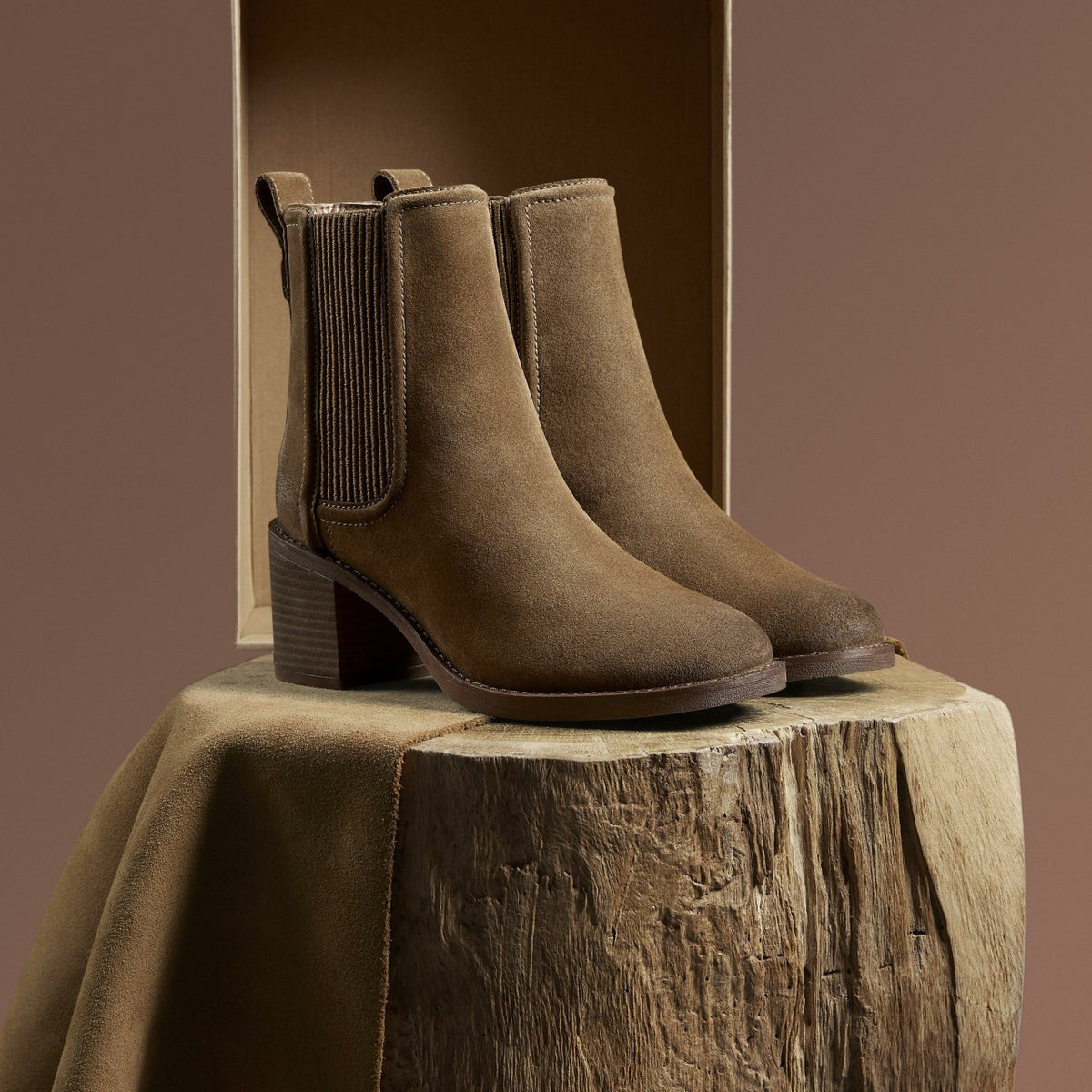 Clarks Women Chamberly Top Walnut Suede