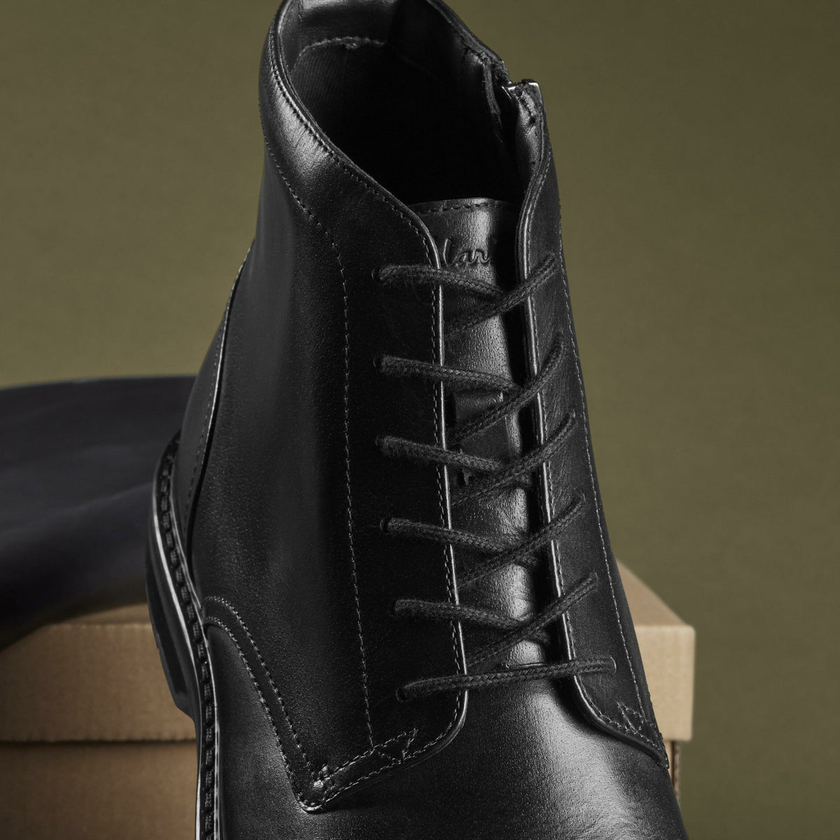 Clarks Men Aldwin Cap Black Leather