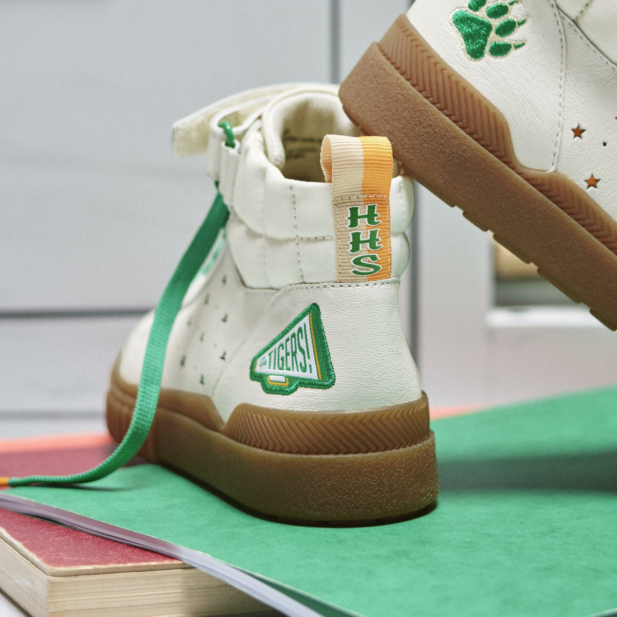 Clarks Kids Stranger Things Somerset Hi Older Off White